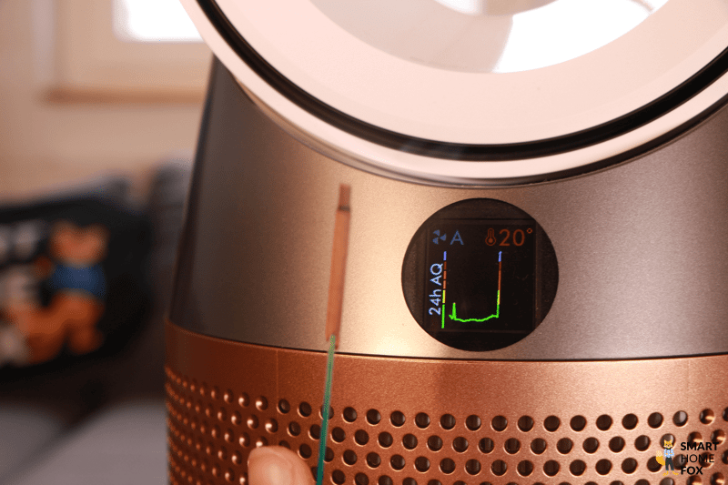 Die verminderte Luftqualität nach einem Duftstäbchen wird auf dem Display des Dyson Purifier Hot+Cool Formaldehyde HP09 angezeigt.